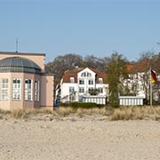 Ansicht vom Strand, links die Konzertmuschel
